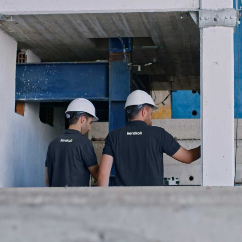 Due persone lavorano in cantiere.