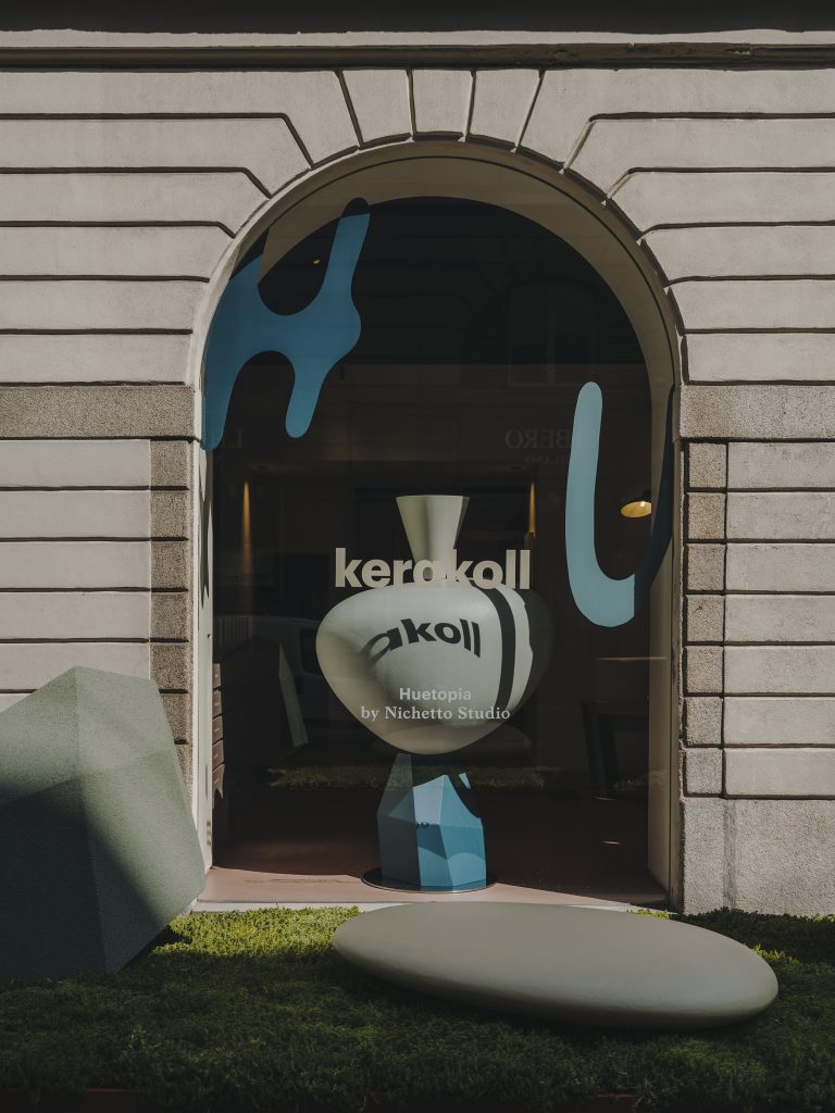 Kerakoll unveils Huetopia – Scenarios in colour, the installation by Nichetto Studio that uses the colours and surfaces of the
brand to portray an imaginary place in which matter rests on volume, shaping an organic, sculptural scenario inside and outside Kerakoll Brera Studio, the brand’s showroom in Via Solferino, Milan.